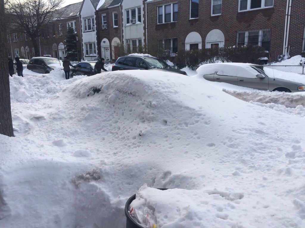 完全に雪に埋もれた車。ここまで埋もれてしまったらどうすれば良いのだろうか。