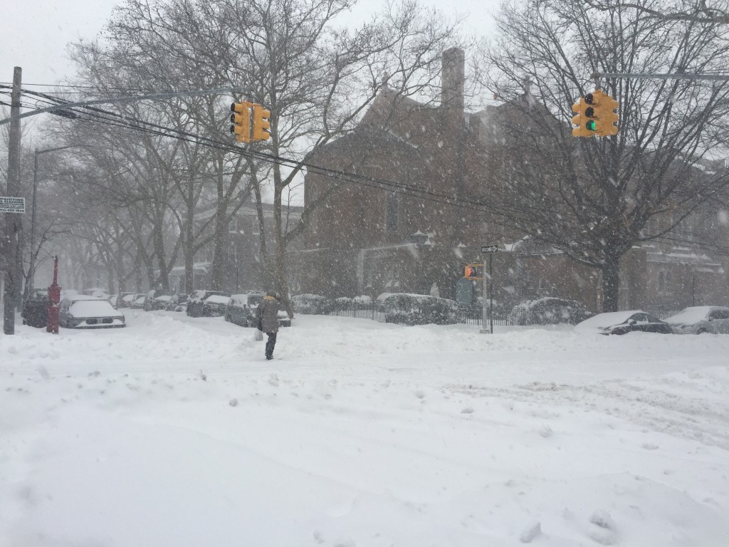 雪が吹きすさぶ交差点。ほぼ丸一日この調子で降り続けた。