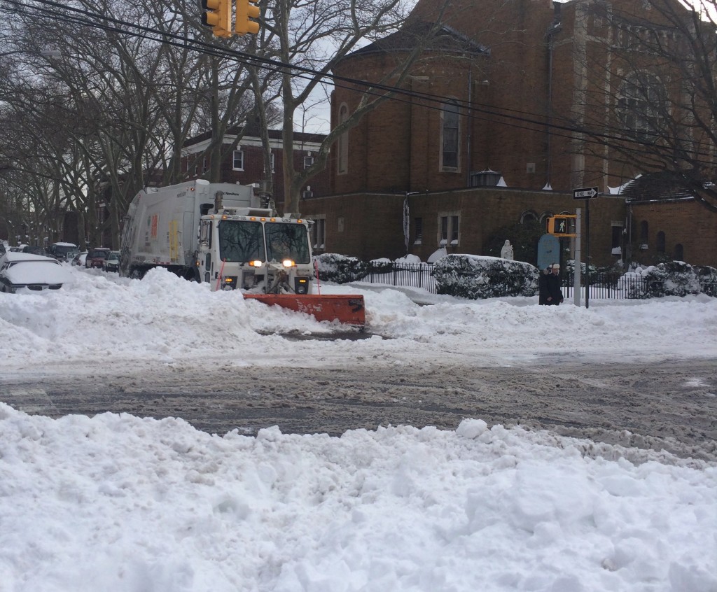 除雪車。車道しかやってくれないので、歩道はまだまだべちゃべちゃ。
